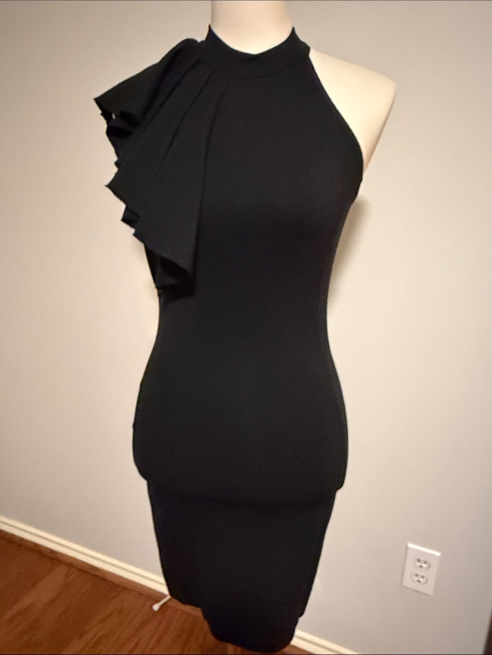 Lulu’s Women’s Black Dress with Side Ruffle Shoulder Detail Size Small